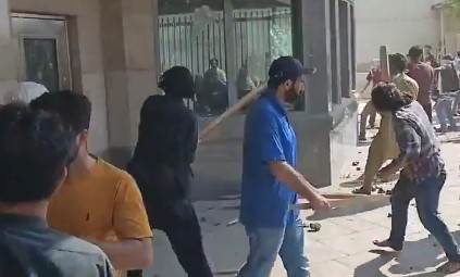 US–Iran War Erupts: Karachi Mob Storms US Consulate